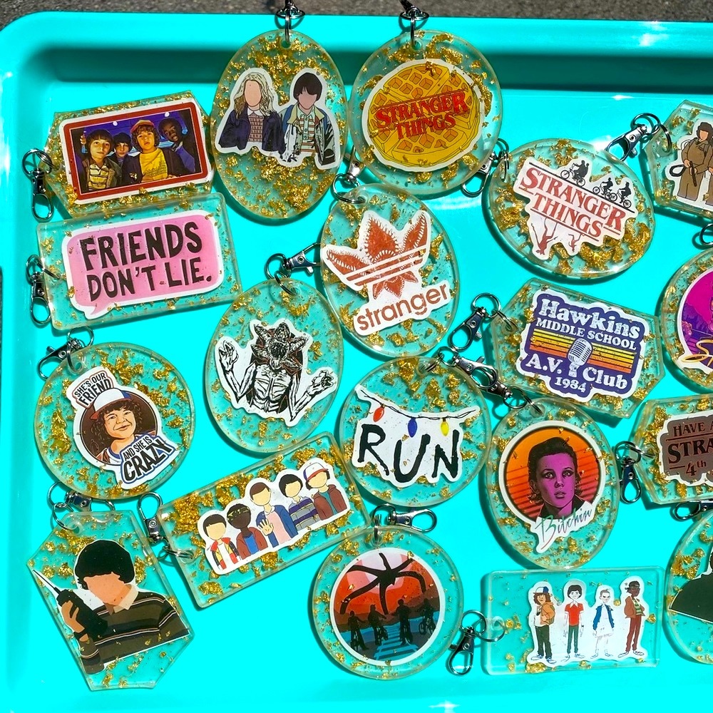 3 PACK Stranger Things Sticker & Gold Flakes Resin Keychains MYSTERY BUNDLE - Picture 12 of 16